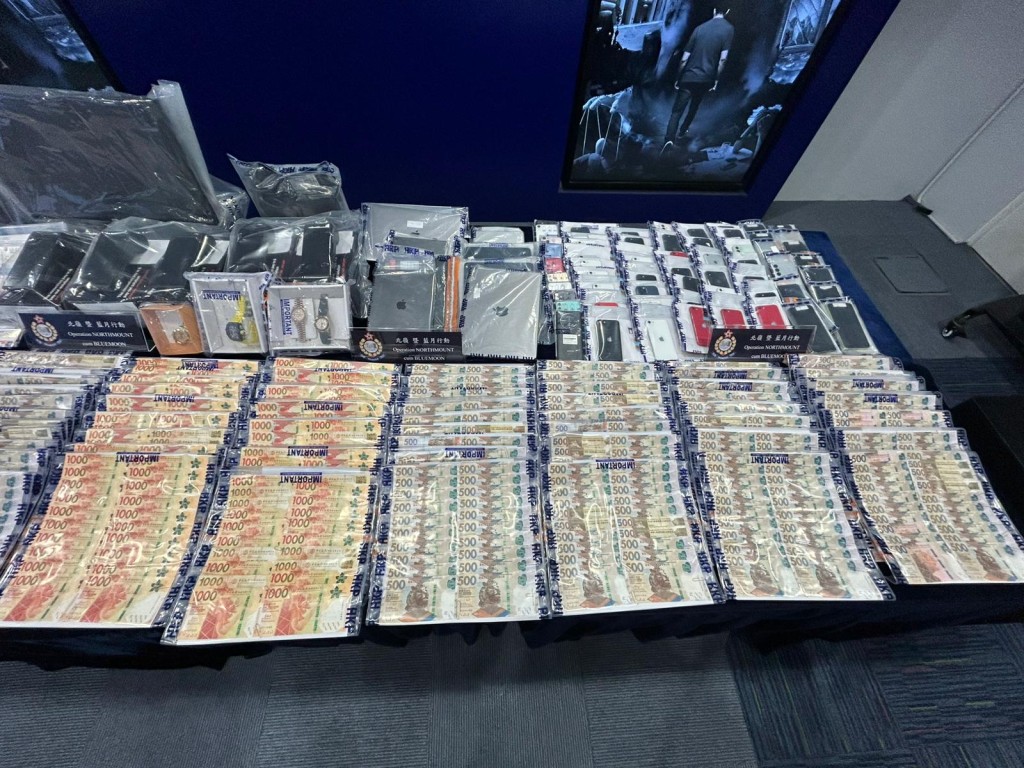 警方展示證物。 警方展示證物。