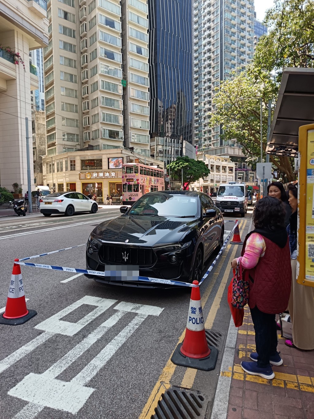 一連逾百萬元的瑪莎拉蒂SUV停泊在灣仔修頓球場對開的巴士站。網上圖片