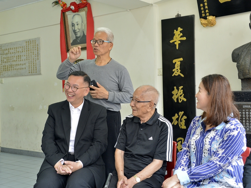 葉準(前排置中)、梁忠威(置後)、彭耀鈞(前排置左)、李家文(前排置右)。