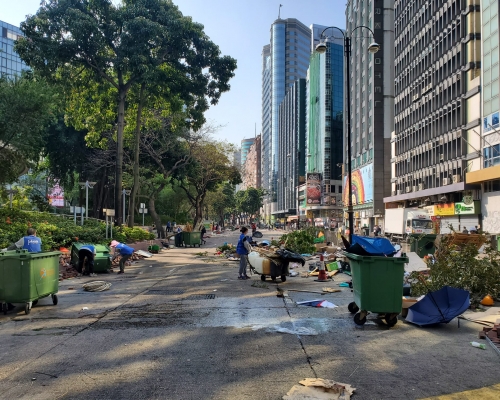 漆咸道南一帶佈滿雜物。梁國峰攝