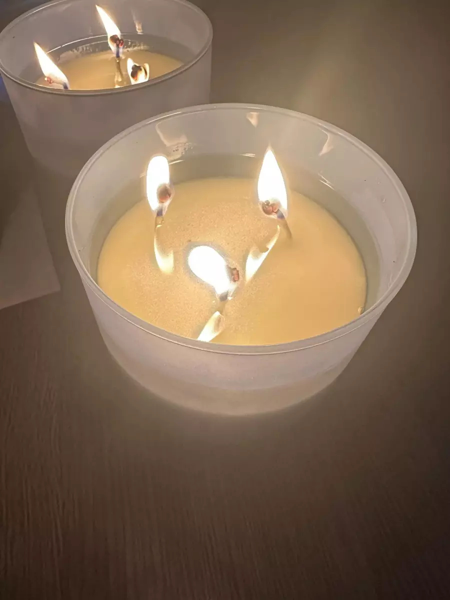 停電下,陳小姐要與室友點蠟燭。加拿大《星島》記者攝 停電下,陳小姐要與室友點蠟燭。加拿大《星島》記者攝