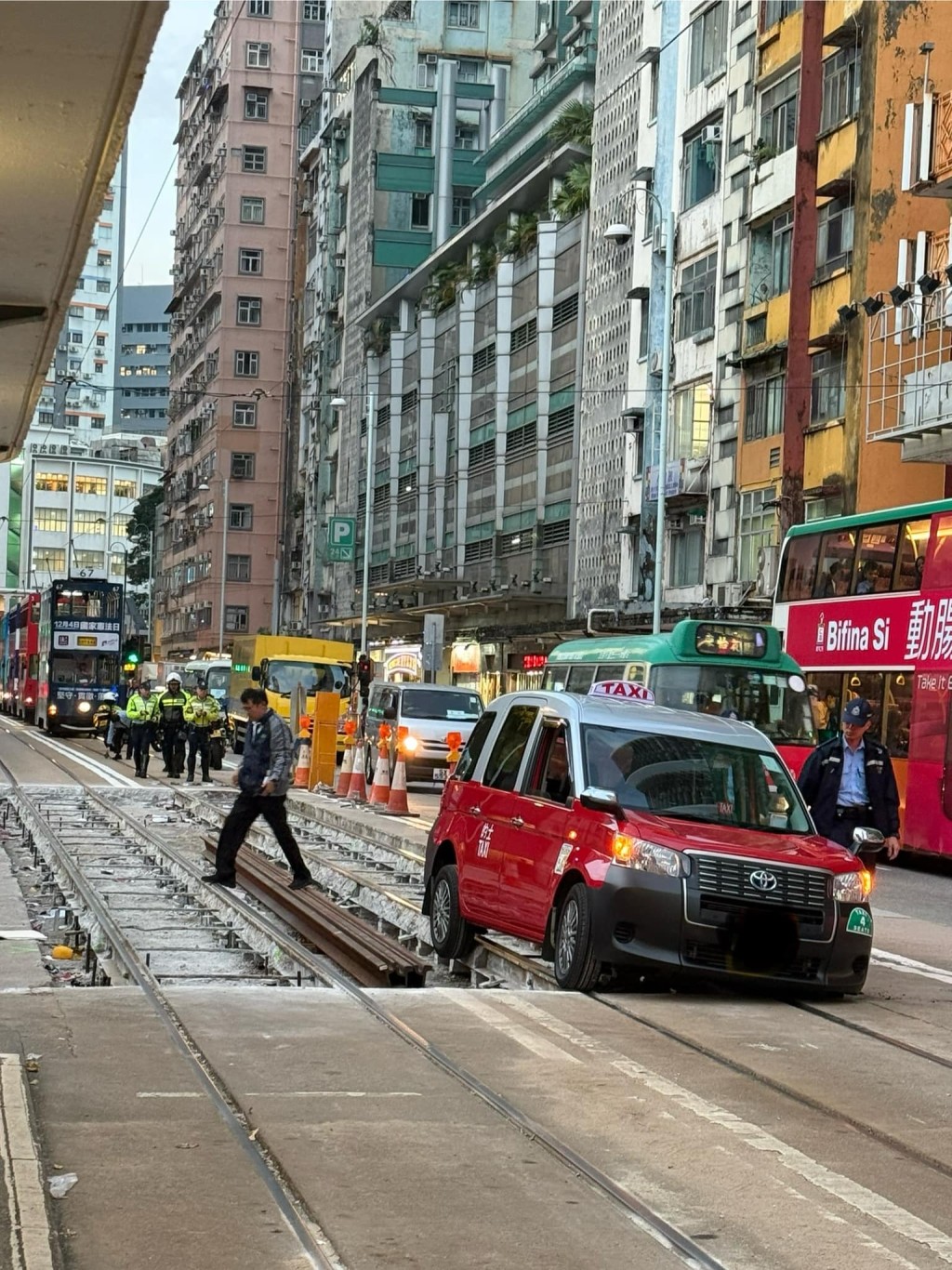 的士意外駛入正在維修的電車路軌。FB：車cam L（香港群組）