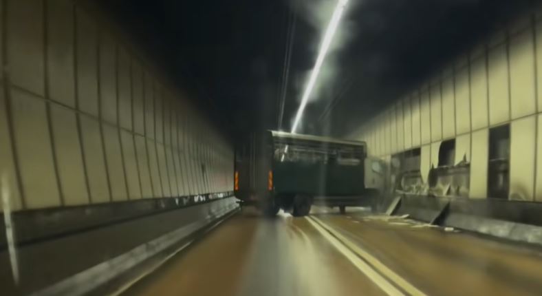 貨車撞毀至少三塊圍板。Threads@hodges716影片截圖