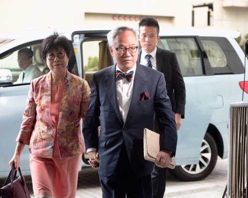 曾蔭權今早與妻子8時45分抵達。