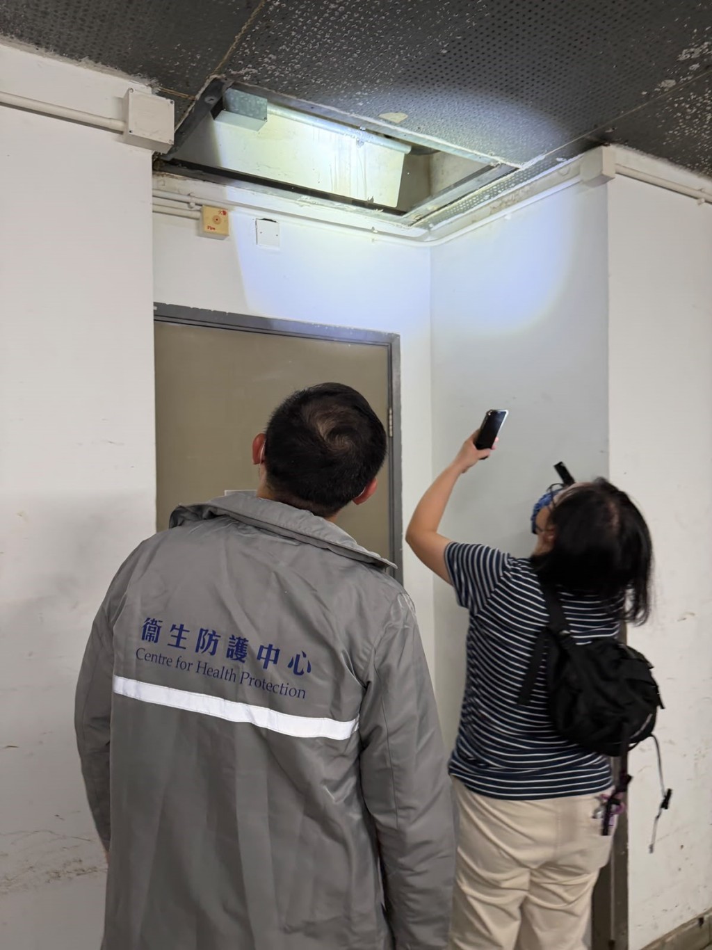 防護中心及食環署人員在病人曾到訪位於何文田的商場調查鼠患。 防護中心及食環署人員在病人曾到訪位於何文田的商場調查鼠患。