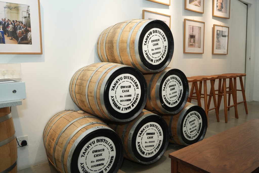 木桶類型方面,細桶(100升以下)陳年時間短、潛力較低,大桶(如220升)陳年時間可達8至18年,投資價值更高。 木桶類型方面,細桶(100升以下)陳年時間短、潛力較低,大桶(如220升)陳年時間可達8至18年,投資價值更高。