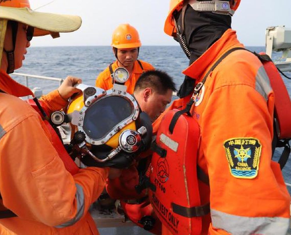 广州打捞局的多名专业潜水员下潜到沉船上开展搜索工作。