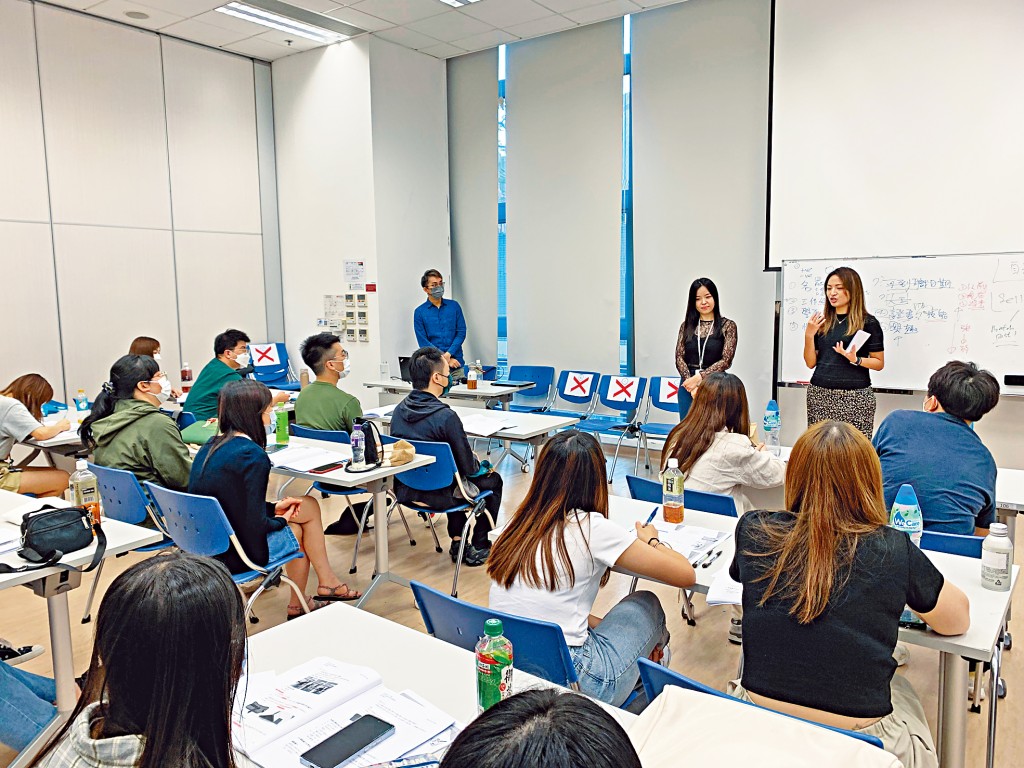 滙豐義工與學員分享求職心得。