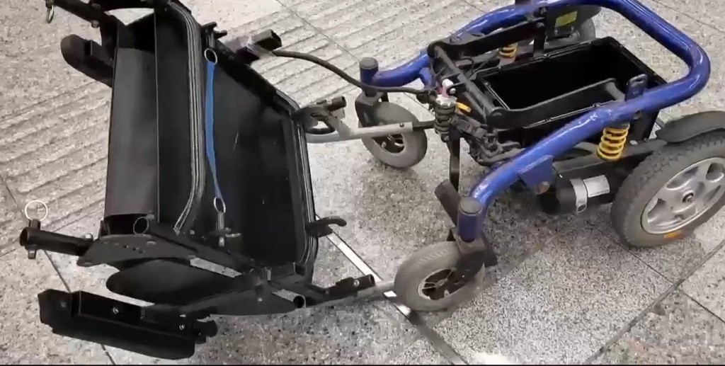 轮椅客北上过关被揭改装电池位藏86部旧电话。海关发布