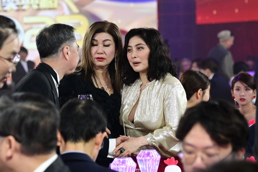 何超仪昨晚罕有出席TVB颁奖礼，高层乐小姐同何超揽头揽颈，鬼死咁friend。