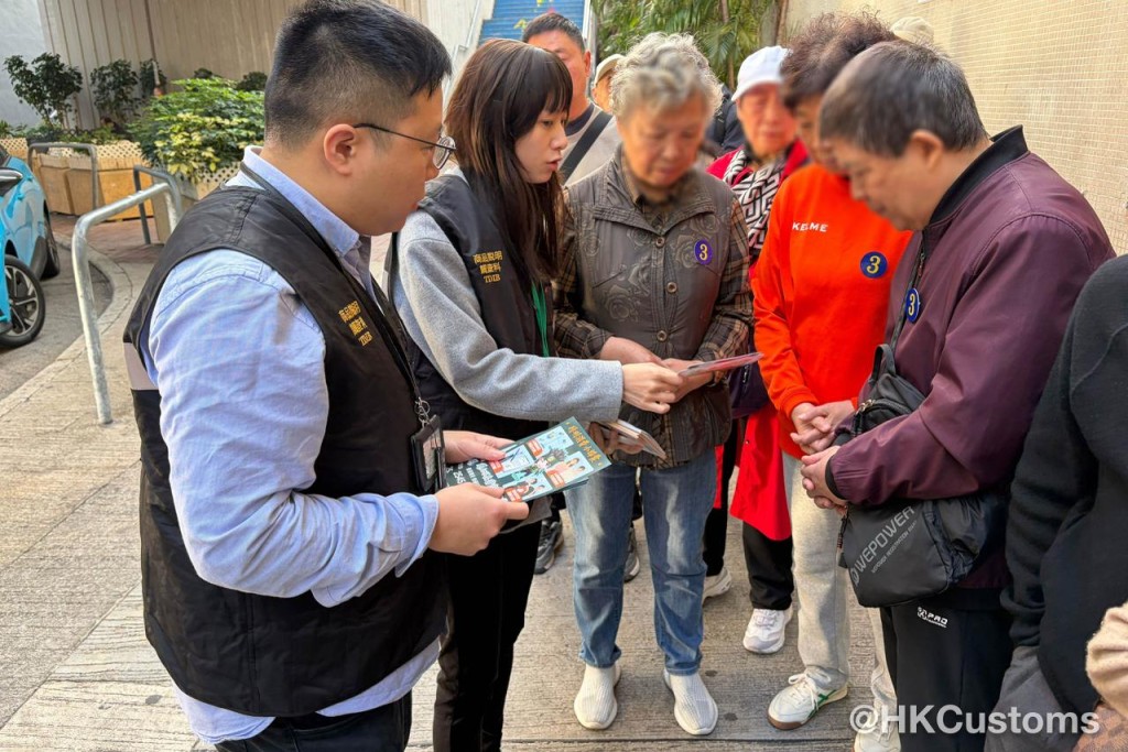 海關宣傳隊連日到多個購物熱點擺設攤位及派發宣傳單張。香港海關fb圖片