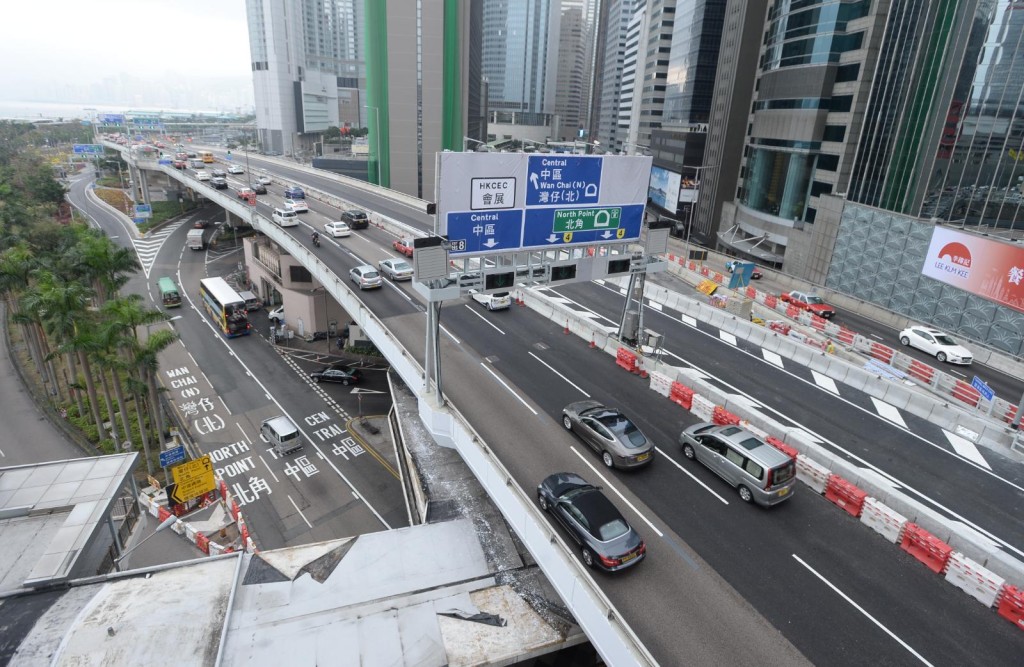 中環及灣仔繞道全面通車後首個工作天，交通大致暢順。