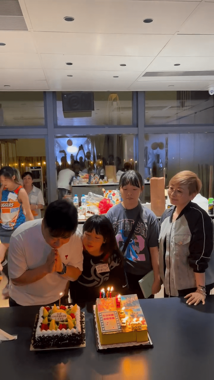 錢嘉樂在兩個精緻的生日蛋糕前誠心許願，女兒們乖巧地陪伴在旁。