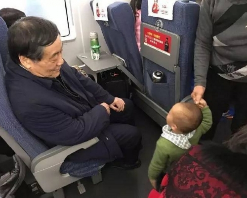 宗庆后乘高铁坐二等座。网图