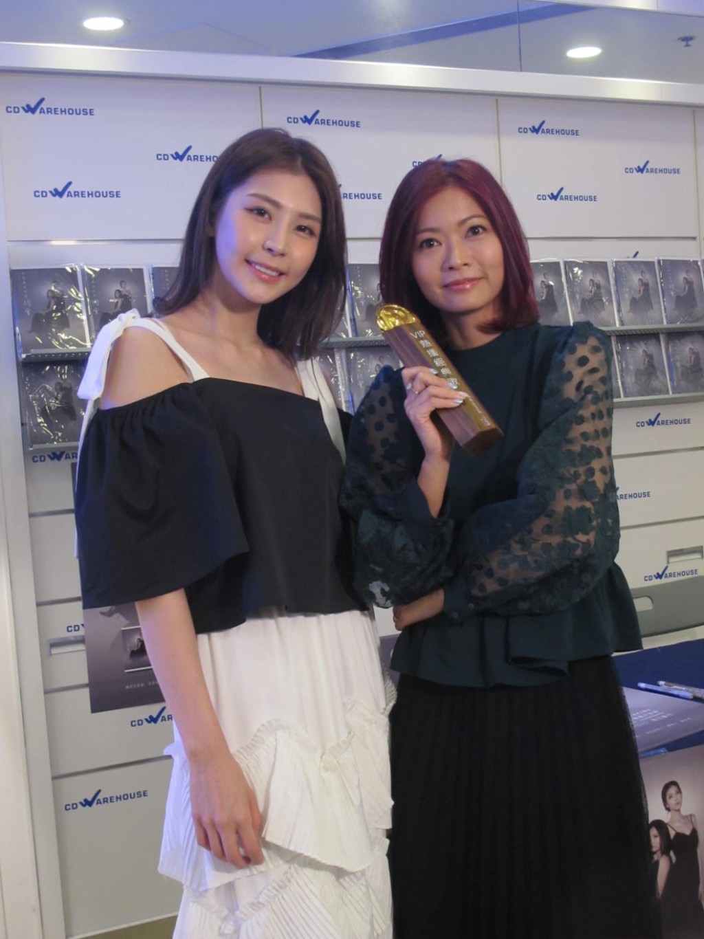 蔣嘉瑩開心奪得VIP音樂榜「熱播經典獎」。