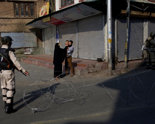 印控克什米尔有反对分子呼吁民众到联合国军事观察员办公室示威，当局加强巡逻。 AP