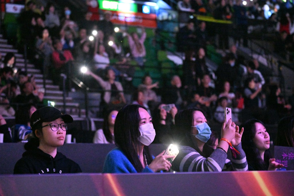 當阿杜出場,觀眾報以熱烈掌聲,更為阿杜開了手機閃光燈做勢。蘇正謙攝 當阿杜出場,觀眾報以熱烈掌聲,更為阿杜開了手機閃光燈做勢。蘇正謙攝