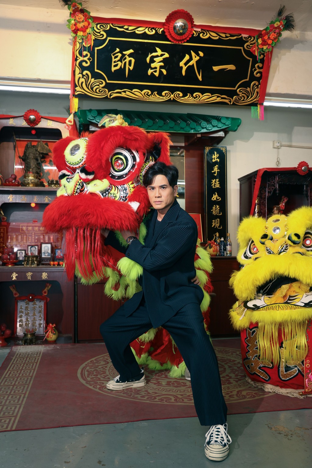 伍允龍自言已多年沒有舞獅，但他舞起上來依然有模有樣。