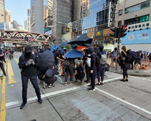 抗議人群佔據怡和街及軒尼詩道。