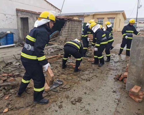 武警青海省總隊果洛支隊戰士在青海省果洛藏族自治州瑪多縣黃河鄉江旁村參與救援。新華社圖片