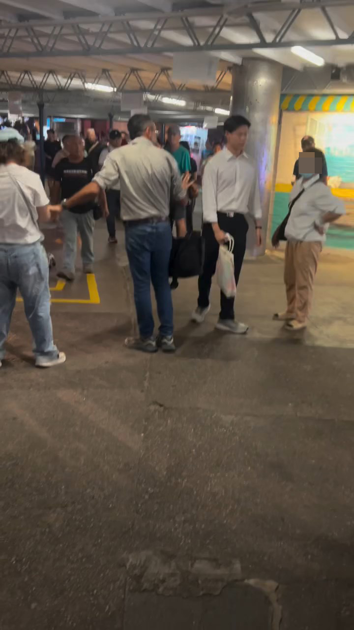 外國男子要求短髮女離開。eric_lo725@threads片段截圖 外國男子要求短髮女離開。eric_lo725@threads片段截圖