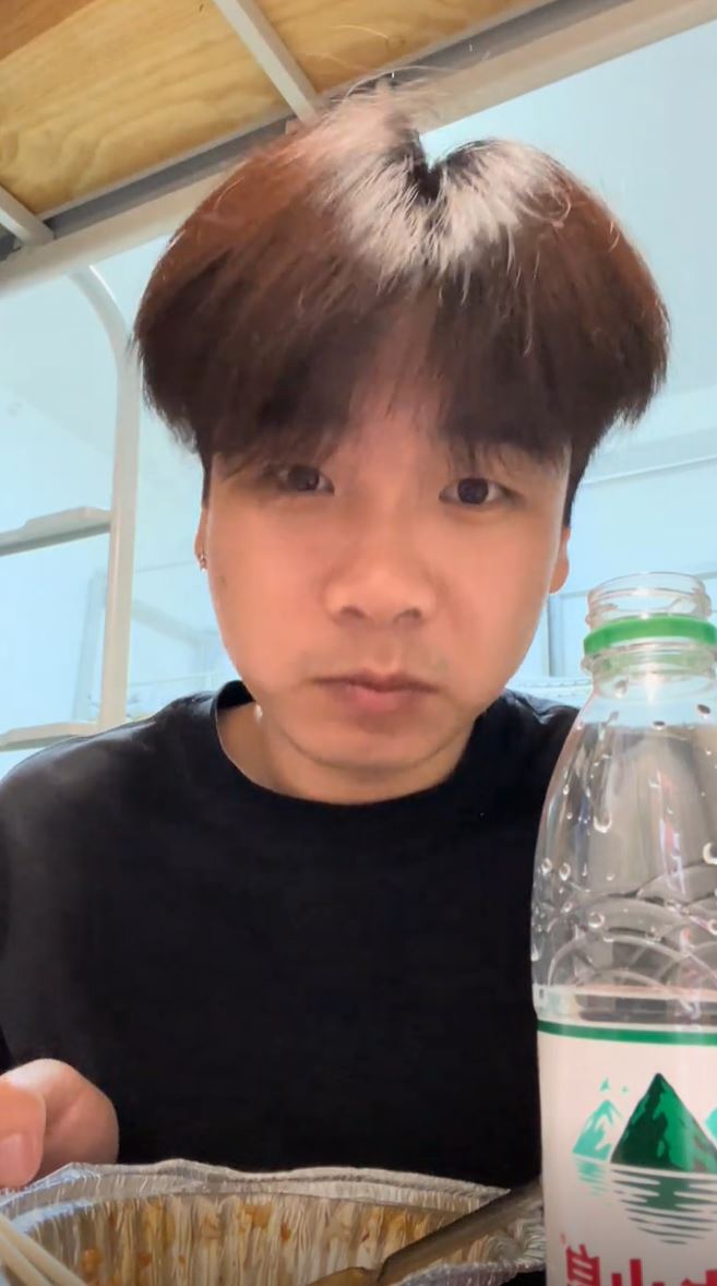 失业的万先生遇到善心炒饭店老板的温暖故事，在网上热议。抖音