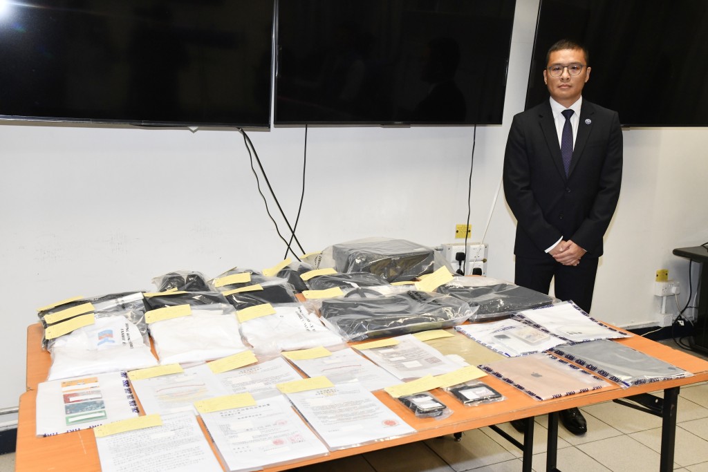 西區警區刑事調查總督察黃逸生交代案情。 西區警區刑事調查總督察黃逸生交代案情。