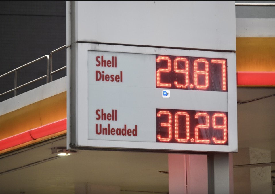 蕭逸駒及邵家輝均認為本港車用燃油價格確實存在「加快減慢」問題。資料圖片