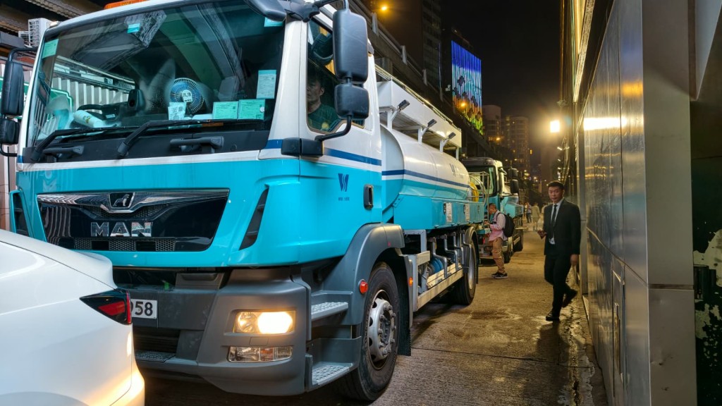 水務署在場放置4架水車及10多個水箱，供有需要市民及商戶應急。