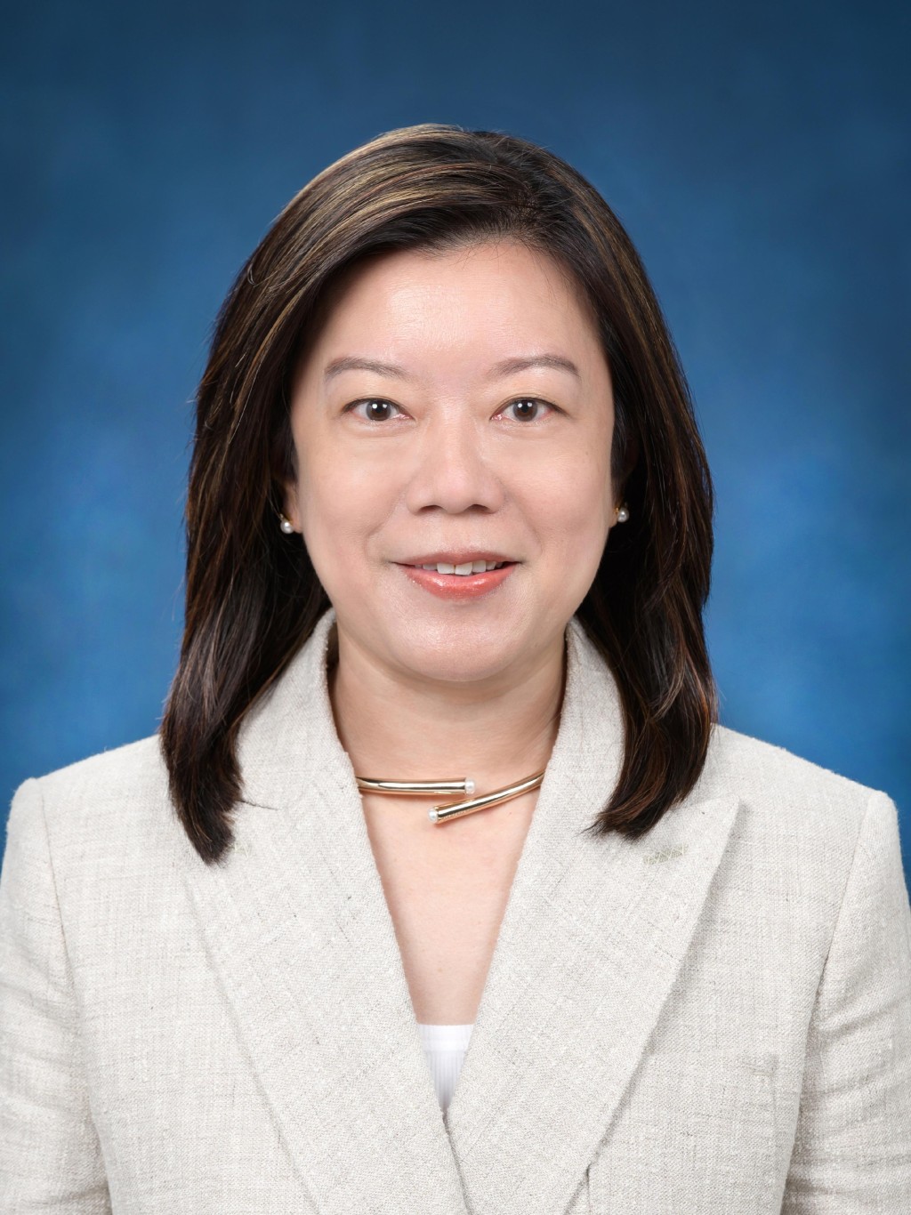 即將出任教育局常秘的陳穎韶,是財政司副司長黃偉綸的妻子。政府新聞處 即將出任教育局常秘的陳穎韶,是財政司副司長黃偉綸的妻子。政府新聞處