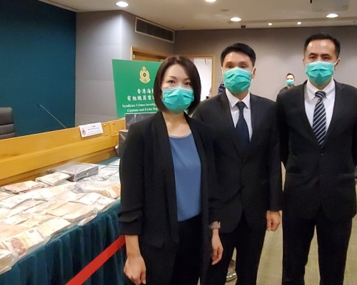 海关财库调查课监督邓惠颜（左）及胡伟军（中）讲述行动经过。