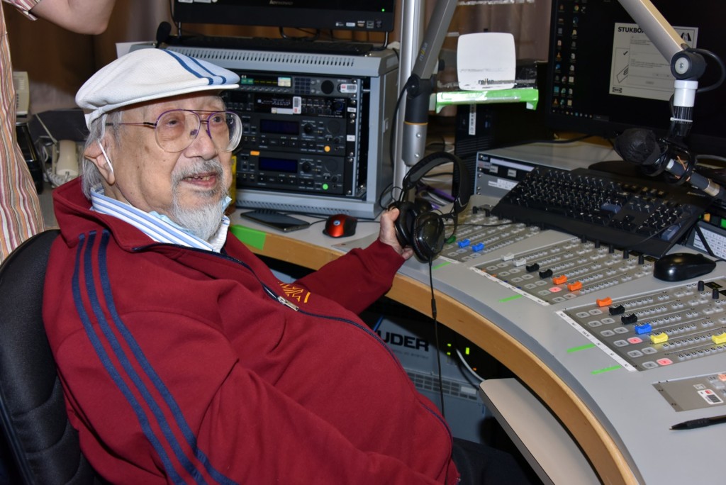 Uncle Ray在退休前最后一次主持节目，他选播了意大利歌曲《Time to Say Goodbye》与听众道别，亦象征他逾 70 载的精彩广播生涯圆满落幕。