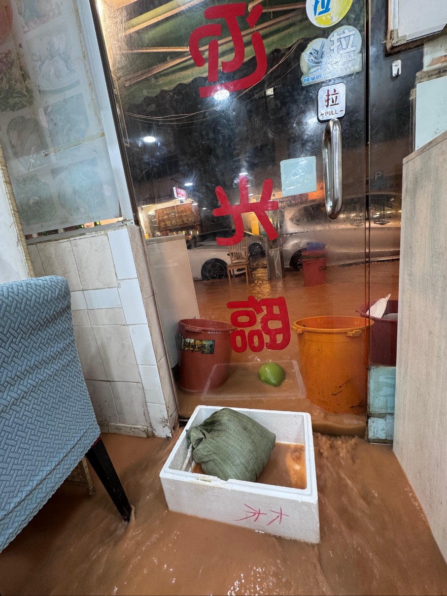 有食肆用發泡膠及地墊等物件塞門,阻擋黃泥水湧入舖頭。 有食肆用發泡膠及地墊等物件塞門,阻擋黃泥水湧入舖頭。
