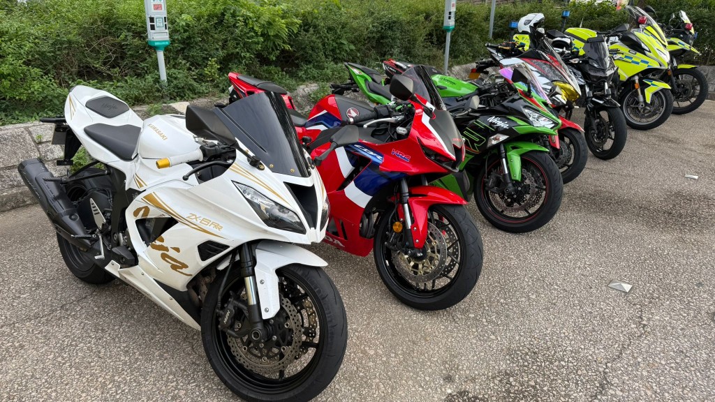 警方於大埔道發現8部電單車,涉嫌違反《道路交通(車輛構造及保養)規例》。警方提供 警方於大埔道發現8部電單車,涉嫌違反《道路交通(車輛構造及保養)規例》。警方提供