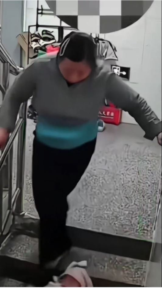 大妈只顾看手机害婴儿跌落楼梯。起点新闻