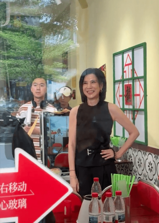 關秀媚在鏡頭前叉腰微笑，雖然樣貌引來討論，但身形保養得宜。