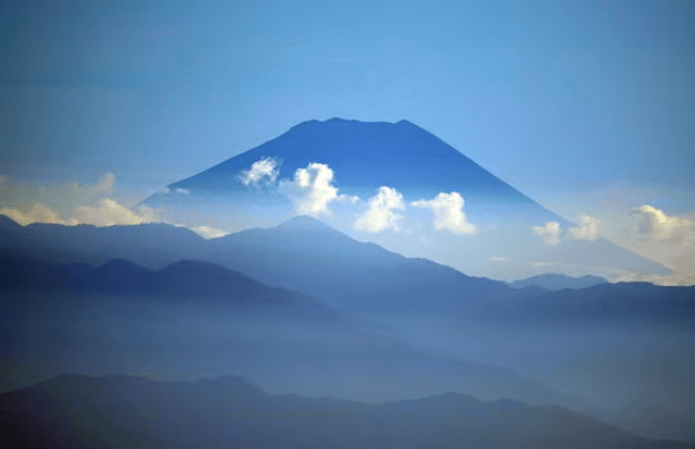 富士山是深受游客欢迎的景点。（路透社）