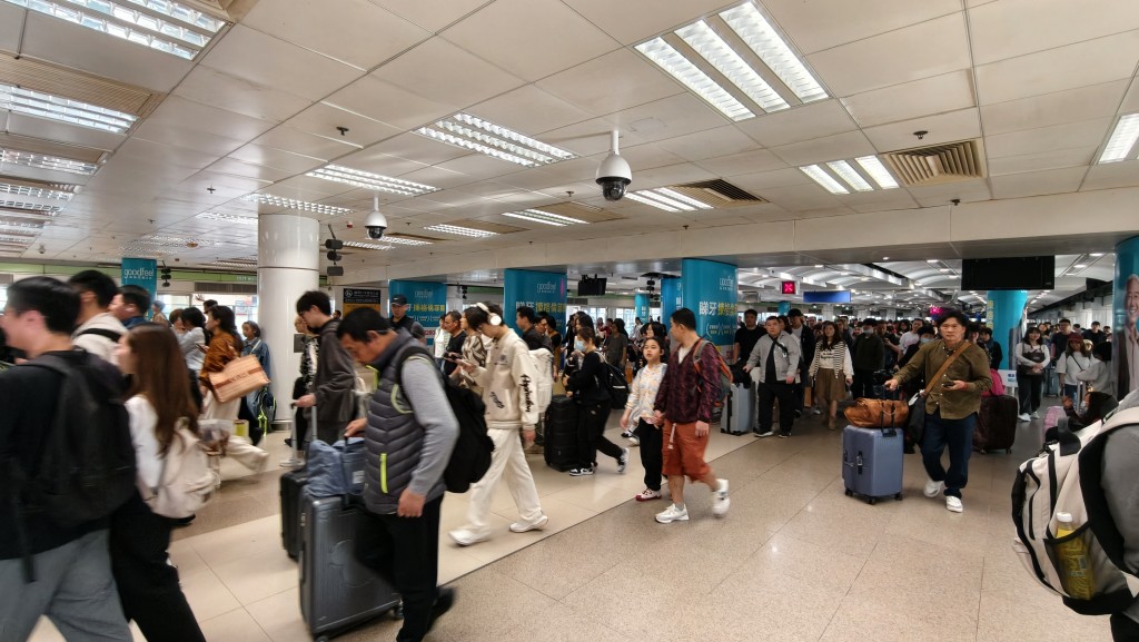 多名港人經羅湖口岸北上探親過新年。黃文威攝