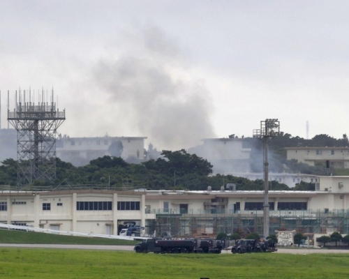 駐日沖繩美軍基地發生火災，現場冒出濃濃白煙。AP圖