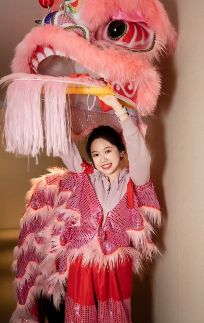 趙小姐與丈夫舞獅進場。抖音@鳴鳴不忙 趙小姐與丈夫舞獅進場。抖音@鳴鳴不忙