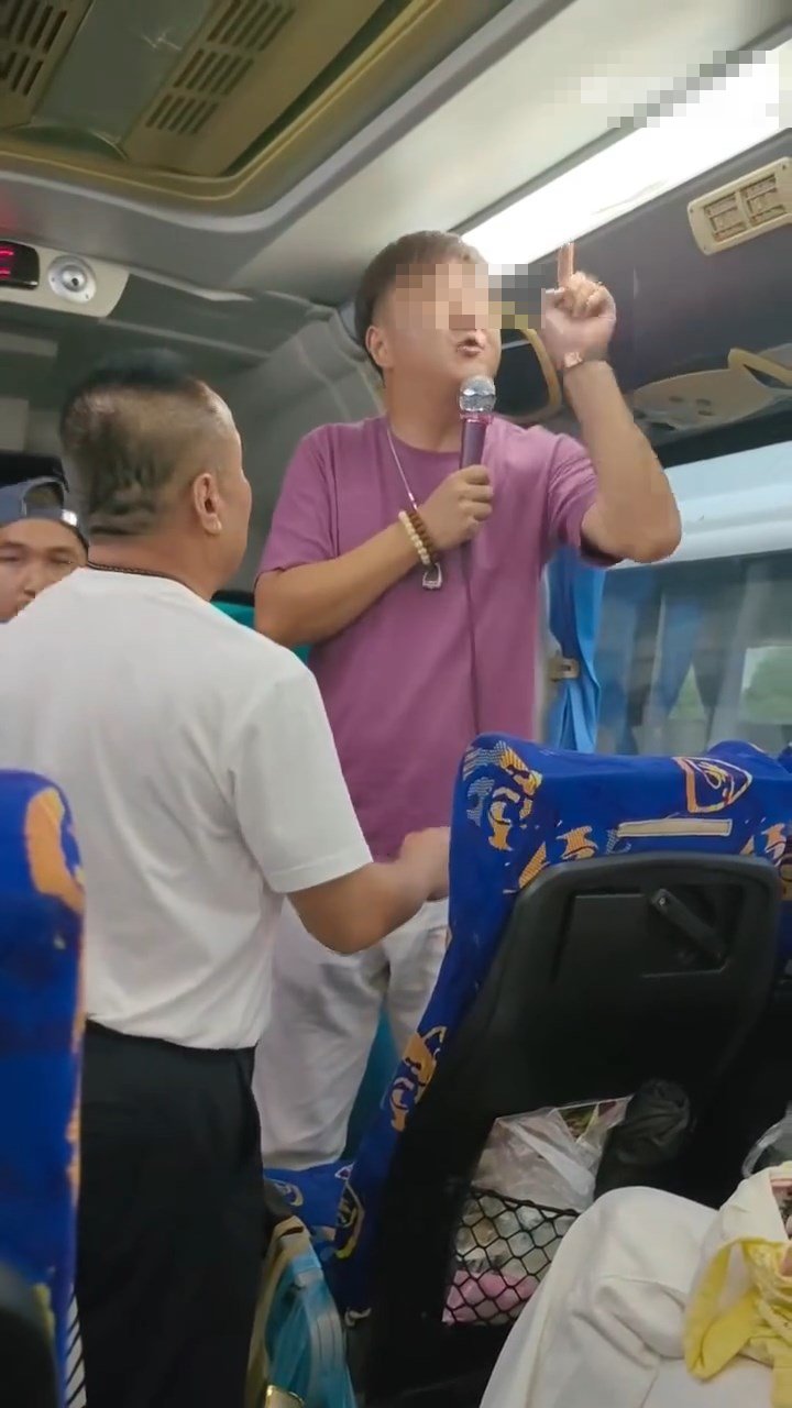 惡導遊不斷威嚇車上乘客。微博@長春西門大官人