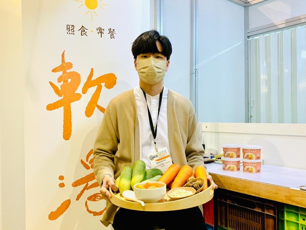 首創的青紅蘿蔔豬骨軟湯,符合國際吞嚥障礙飲食標準,適合長者及吞嚥障礙人士享用。