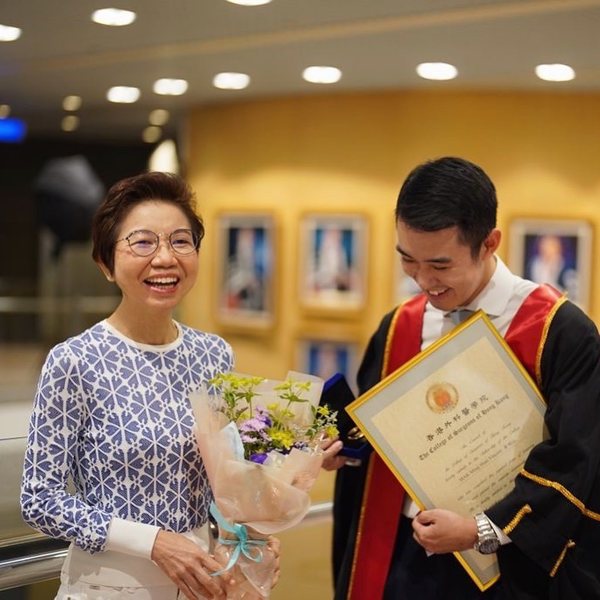 麦明山2013年在香港中文大学医学院毕业，花了8年时间半工读后，成为整形外科专科医生。