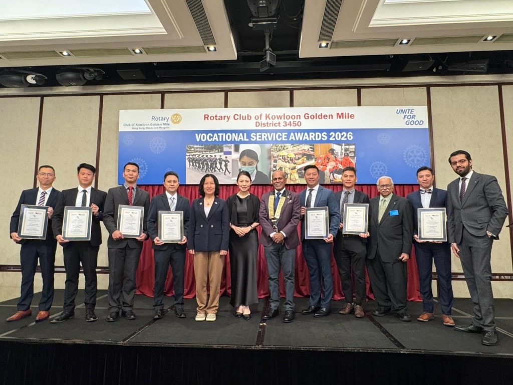 大埔警區代表（左一）、警長陳楚盛（左二）、警員童景𤋮（左三）、警員黃樂（左四）、警員吳國偉（右五）、警長黃志豪（右四）和警長唐永成（右二）獲頒2026年「卓越職業服務獎」。