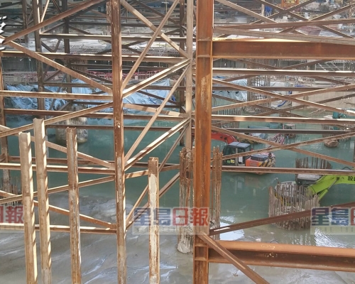 工人稱，地基有大約三分一的位置已滲水，並淹部了部份位於地基位置的大型機器。