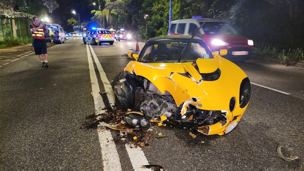 蓮花的右邊車頭損毀。徐裕民攝