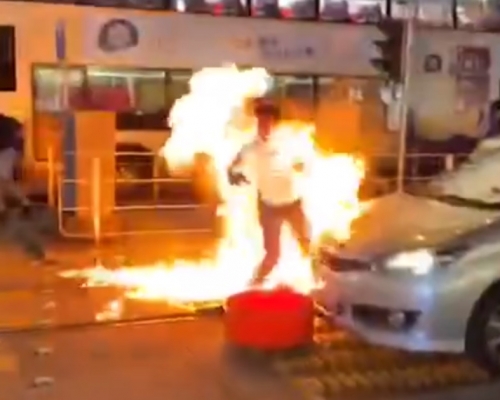 休班警遭投擲汽油彈。網上截圖