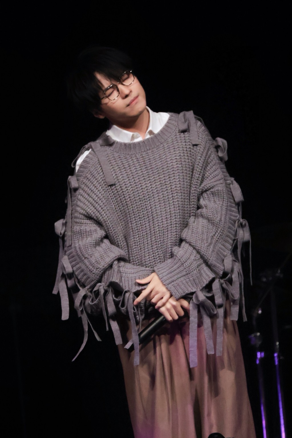 Ian率先于1月23日送上第一首派台歌《伤口上洒辣椒酱》，在2月23日初七“人日”再推出温馨甜蜜的《无名指》。