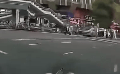 肇事汽车在行车线上突然CUT线右转，空冲向行人路的人群。