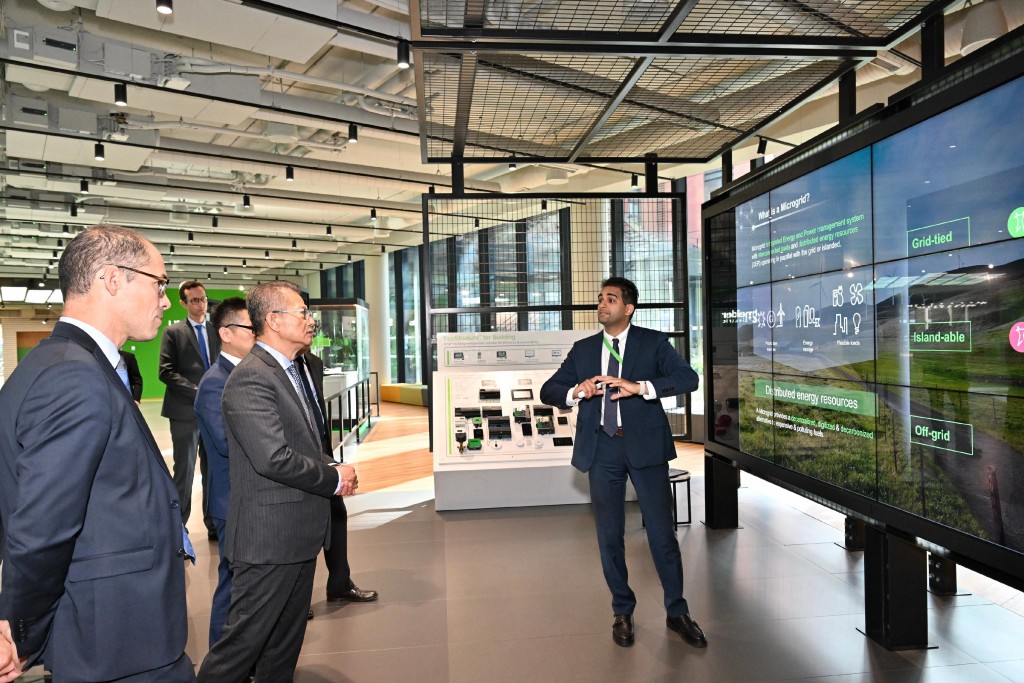 陳茂波（右2）參觀一家聚焦智慧和數碼化能源管理業務的企業。政府新聞處